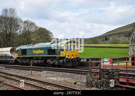 Un Freightliner Classe 66 tira un treno di pietra oltre lo Standedge Tunnel, Marsden. Foto Stock