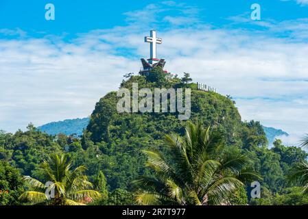 Il Monumento della Croce di Rantepao, situato sulla collina di Buntu Singki nella provincia meridionale di Sulawesi. Dall'alto si gode di una vista panoramica sul Foto Stock