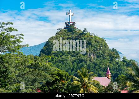 Il Monumento della Croce di Rantepao, situato sulla collina di Buntu Singki nella provincia meridionale di Sulawesi. Dall'alto si gode di una vista panoramica sul Foto Stock