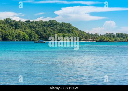 Traghetto di fronte alla costa di Batudaka, una delle isole Togian a Sulawesi. C'è un traffico giornaliero di traghetti, che collega tutte le isole del Foto Stock
