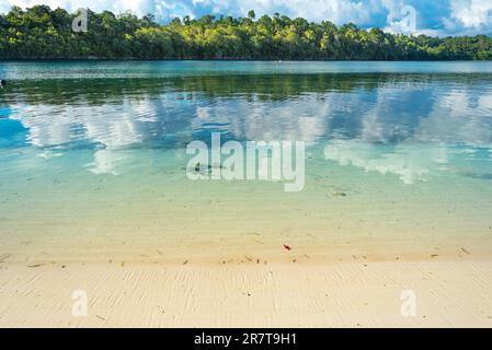 Costa dell'isola di Togo Batudaka nel Golfo di Tomini a Sulawesi. Le isole sono un paradiso per subacquei e snorkelers e offre un Foto Stock