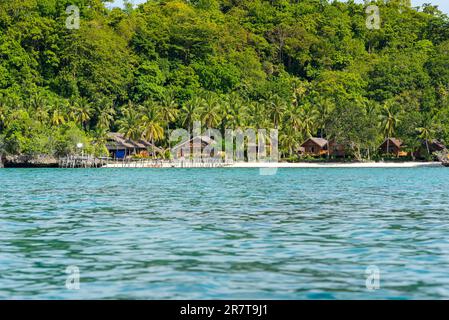 Costa dell'isola di Togo Batudaka nel Golfo di Tomini a Sulawesi. Pensioni presso la spiaggia dell'isola. È un paradiso per i subacquei e gli amanti dello snorkeling Foto Stock