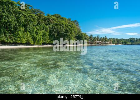 Costa dell'isola di Togo Batudaka nel Golfo di Tomini a Sulawesi. Pensioni presso la spiaggia dell'isola. È un paradiso per i subacquei e gli amanti dello snorkeling Foto Stock