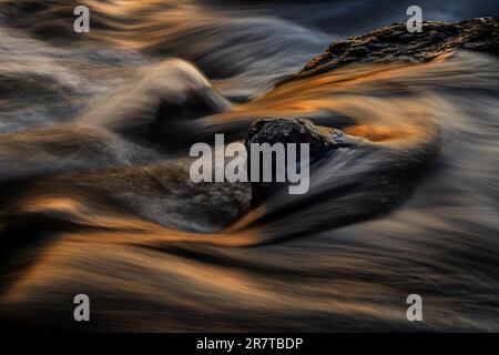 Cascata al tramonto, lunga esposizione Foto Stock