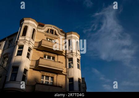 Germania, Berlino, 16.05.2023, edificio residenziale, Schivelbeiner Strasse angolo Malmoeer Strasse, balconi, finestre a bovindo, nuvole Foto Stock