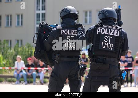 17 giugno 2023, Sassonia-Anhalt, Aschersleben: Le forze di emergenza della polizia antisommossa mostrano estratti dal loro lavoro nei locali dell'Università di Scienze applicate di polizia. In occasione della giornata all'aperto presso l'Università di Scienze applicate della polizia, numerose offerte espositive e varie dimostrazioni emozionanti hanno dato uno sguardo dietro le quinte del lavoro della polizia. Ad un grande show tecnologico della polizia di stato, ad esempio, cannoni ad acqua, attrezzature del gruppo subacqueo, nonché una barca di polizia, il servizio di smaltimento esplosivo delle ordigni, la tecnologia radio direzionale e uno stand dell'acqua Foto Stock