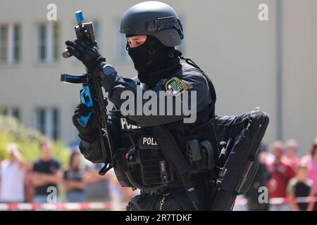 17 giugno 2023, Sassonia-Anhalt, Aschersleben: Le forze di emergenza della polizia antisommossa mostrano estratti dal loro lavoro nei locali dell'Università di Scienze applicate di polizia. In occasione della giornata all'aperto presso l'Università di Scienze applicate della polizia, numerose offerte espositive e varie dimostrazioni emozionanti hanno dato uno sguardo dietro le quinte del lavoro della polizia. Ad un grande show tecnologico della polizia di stato, ad esempio, cannoni ad acqua, attrezzature del gruppo subacqueo, nonché una barca di polizia, il servizio di smaltimento esplosivo delle ordigni, la tecnologia radio direzionale e uno stand dell'acqua Foto Stock