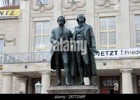 Monumento Goethe-Schiller di fronte al Teatro Nazionale tedesco, opera scultorea di Ernst Rietschel, creata nel 1857, Weimar, Germania Foto Stock