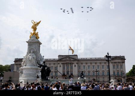 Londra, Regno Unito. 17th giugno, 2023. 18 RAF Typhoons velivolo sorpreso il pubblico formando CR nel cielo sopra Buckingham Palace. Re Carlo guida il suo primo Trooping the Colour a Londra, Regno Unito, poiché ereditò il regno del Commonwealth come monarca. (Foto di Hesther ng/SOPA Images/Sipa USA) Credit: Sipa USA/Alamy Live News Foto Stock