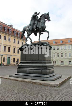 Statua equestre del Duca Karl August, in Piazza della democrazia, opera scultorea di Adolf von Donndorf, creata nel 1875 a Weimar, Germania Foto Stock