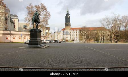 Piazza della democrazia, con il monumento equestre al duca Carlo Augusto, guarda a nord verso lo Stadtschloss, Weimar, Germania Foto Stock