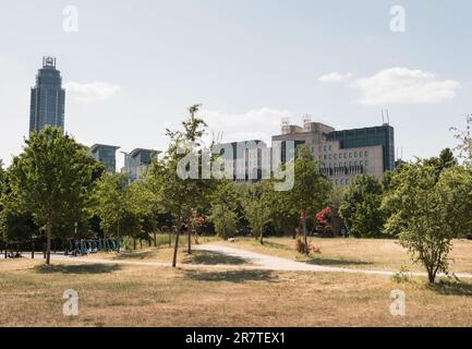 MI6 HQ Building visto da Vauxhall Pleasure Gardens, Vauxhall Cross, Vauxhall, Londra, Inghilterra, REGNO UNITO Foto Stock