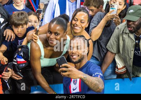 Renato Junior LUZ SANCHES (Parigi St Germain) prendere un selfie con i tifosi Foto Stock