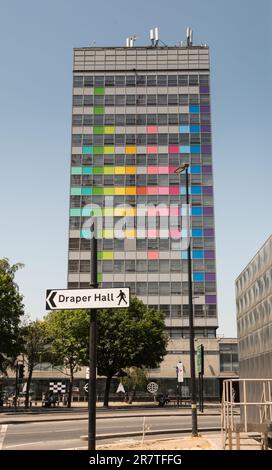 Cartello Draper Hall di fronte al colorato LCC Tower Building, London College of Communication, UAL, Elephant & Castle, Southwark, Londra, Inghilterra, Regno Unito Foto Stock