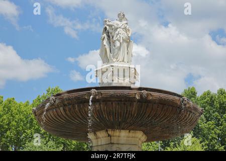 Figure bianche alla fontana ornamentale Fontaine de la Rotonde, Place du General de Gaulle, particolare, Aix-en-Provence, Bocche del Rodano, figura Foto Stock