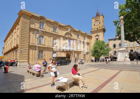 Hotel de Ville, Municipio con fontana ornamentale e colonna romana e pedoni, Place de l'Hotel de Ville, Piazza del Municipio, Rathausplatz Foto Stock