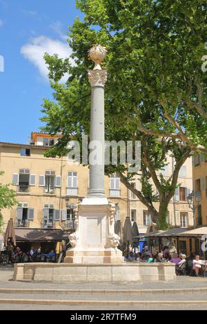 Fontana ornamentale costruita nel 1755 con colonna romana in Place de l'Hotel de Ville, Piazza del Municipio, Rathausplatz, Aix-en-Provence Foto Stock