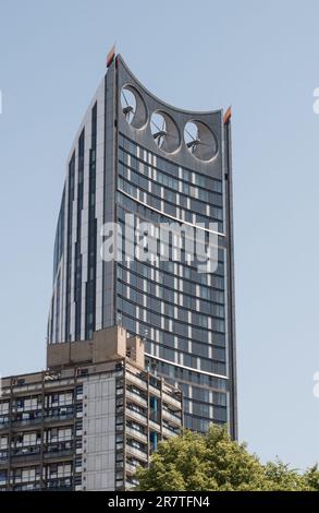 Turbine eoliche Mothballed su Strata Tower, Elephant & Castle, London Borough of Southwark, Londra, Inghilterra, Regno Unito Foto Stock