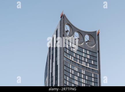 Turbine eoliche Mothballed su Strata Tower, Elephant & Castle, London Borough of Southwark, Londra, Inghilterra, Regno Unito Foto Stock