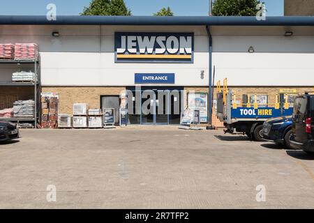 Segnaletica all'esterno del negozio Jewson Builders Merchants, Kennington Lane, Londra, SE11, Inghilterra, REGNO UNITO Foto Stock