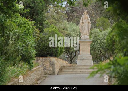 Madre di Dio nel complesso del monastero Saint-Michel-de-Frigolet, monastero, St, strada, alberi, percorso, scale, verde, pietra, scultura, Alpilles Foto Stock