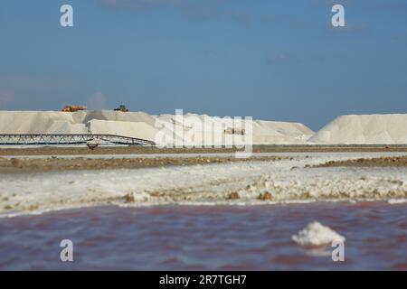 Montagna salata con acqua salata per estrazione di sale, deposito di sale, montagna, sale marino, acqua salata, banca, marrone, rosso, acqua, lago, riva, sale Foto Stock