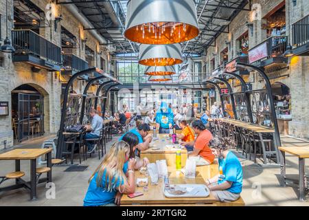 Il Forks Market è l'attrazione turistica e la destinazione culinaria più popolare di Manitoba. con bancarelle di cibo e ristoranti sotto un tetto di vetro. Foto Stock