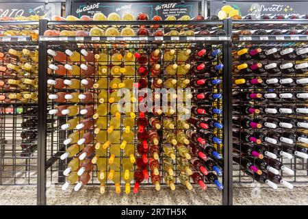 Detroit, Michigan, bottiglie di vino al Rivertown Market, un supermercato di piccolo formato gestito dalla catena Meijer nel centro di Detroit. Il negozio è Foto Stock