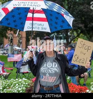 Lansing, Michigan USA, 12 ottobre 2021, Un raduno al Michigan state Capitol richiede una revisione legale dei risultati delle elezioni presidenziali del 2020. Foto Stock