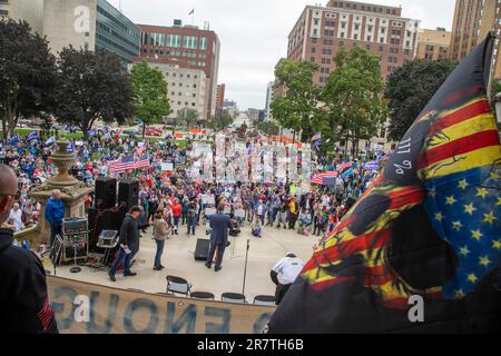 Lansing, Michigan USA, 12 ottobre 2021, Un raduno al Michigan state Capitol richiede una revisione legale dei risultati delle elezioni presidenziali del 2020. Foto Stock