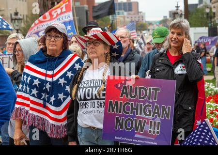 Lansing, Michigan USA, 12 ottobre 2021, Un raduno al Michigan state Capitol richiede una revisione legale dei risultati delle elezioni presidenziali del 2020. Foto Stock