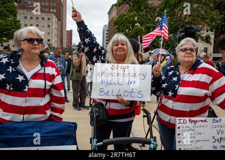 Lansing, Michigan USA, 12 ottobre 2021, Un raduno al Michigan state Capitol richiede una revisione legale dei risultati delle elezioni presidenziali del 2020. Foto Stock