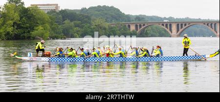 Washington, DC, i draghi fuori vista, una squadra di atleti non vedenti e ipovedenti, partecipano al DC Dragon Boat Festival sul Potomac Foto Stock