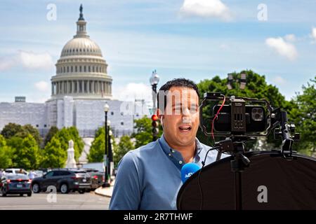 Washington, DC, giornalista Kareem Yousry trasmette per la rete al Mashhad dalla Fiesta Asia Street Fair sulla Pennsylvania Avenue vicino agli Stati Uniti Foto Stock