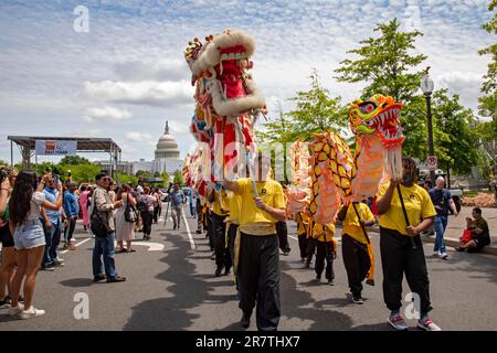 Washington, DC, Dragons ballano al Fiesta Asia Street Fair. Il festival annuale offre intrattenimento e cibo da più di 20 pan-asiatici Foto Stock