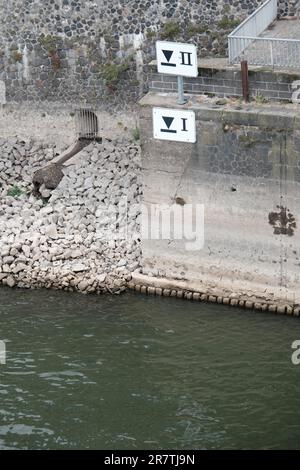 Basso livello dell'acqua nel Reno, Colonia, Germania Foto Stock