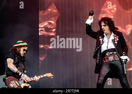 LANDGRAAF - la rock band americana Hollywood Vampires con la cantante Alice Cooper e il chitarrista e attore Johnny Depp si esibirà durante il secondo giorno dell'edizione 52nd di Pinkpop. ANP PAUL VAN BERGEN olanda fuori - belgio fuori Foto Stock