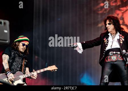 LANDGRAAF - la rock band americana Hollywood Vampires con la cantante Alice Cooper e il chitarrista e attore Johnny Depp si esibirà durante il secondo giorno dell'edizione 52nd di Pinkpop. ANP PAUL VAN BERGEN olanda fuori - belgio fuori Foto Stock