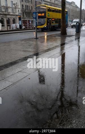 Un autobus di Dublino passa in una giornata piovosa a gennaio nella capitale irlandese di Dublino. Dublino, Irlanda Foto Stock