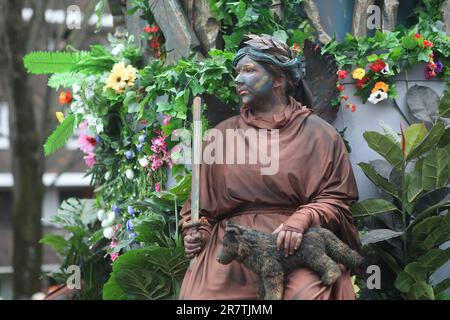 Un galleggiante a tema tradizionale irlandese che faceva parte della parata di San Patrizio a Dublino nel 2023. Dublino, Irlanda Foto Stock