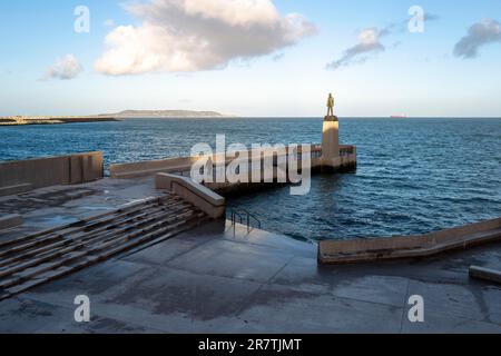 Gli escursionisti vicino alla statua di Roger Casement alle terme di Dun Laoghaire godono di una giornata fresca e luminosa. Dun Laoghaire, Irlanda Foto Stock
