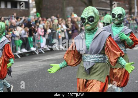 Un gruppo variopinto e mondano alla parata di San Patrizio a Dublino nel 2023. Dublino, Irlanda Foto Stock