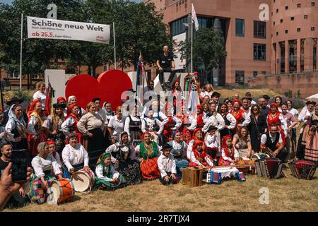 Kaiserslautern, Germania. 17th giugno, 2023. Colorati artisti vestiti del gruppo folcloristico portoghese Rancho Folclórico Português che si preparano per una foto di gruppo. Long Night of Culture è un evento culturale annuale con oltre 150 spettacoli dal vivo in 30 diversi luoghi (dentro e fuori) (dalle 2:30:00 fino all'alba) nella città di Kaiserslautern. Credit: Gustav Zygmund/Alamy News Foto Stock