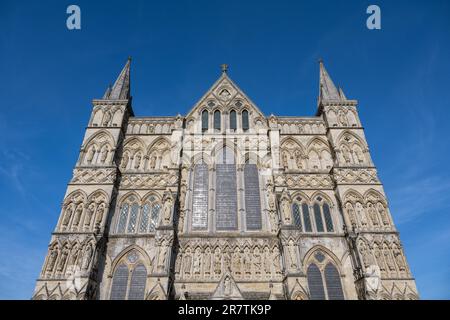 La facciata ovest, facciata a schermo della Cattedrale di Salisbury in stile architettonico gotico, Salisbury, Wiltshire, Inghilterra, Gran Bretagna Foto Stock