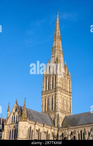 La facciata ovest, la facciata a schermo con i 123 m di altezza e la torre della chiesa più alta della Gran Bretagna della Cattedrale di Salisbury in stile architettonico gotico Foto Stock