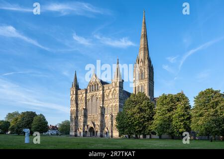 La facciata ovest, la facciata a schermo con i 123 m di altezza e la torre della chiesa più alta della Gran Bretagna della Cattedrale di Salisbury in stile architettonico gotico Foto Stock