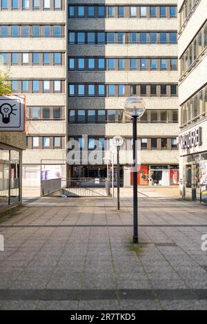 Zona pedonale in cemento aggregato esposto nello stile di architettura degli anni settanta nella Città Nord, una città uffici progettata negli anni sessanta Foto Stock