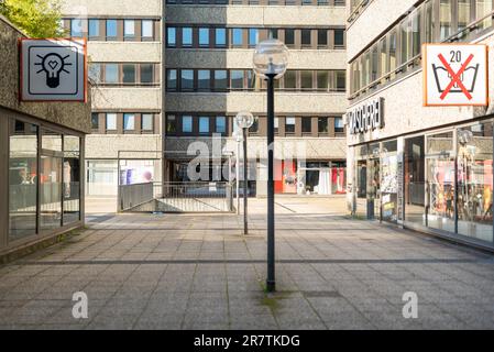 Zona pedonale in cemento aggregato esposto nello stile di architettura degli anni settanta nella Città Nord, una città uffici progettata negli anni sessanta Foto Stock