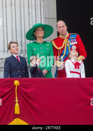 Londra, Inghilterra, Regno Unito. 17th giugno, 2023. (Da sinistra a destra) Principe GEORGE, Principe LOUIS, la Principessa di Galles CATERINA, il Principe di Galles WILLIAM, Principessa CHARLOTTE, sul balcone di Buckingham Palace per vedere il flypast dopo la cerimonia di Trooping the Colour mentre Re Carlo III celebra il suo primo compleanno ufficiale da quando divenne sovrano. (Credit Image: © Tayfun Salci/ZUMA Press Wire) SOLO PER USO EDITORIALE! Non per USO commerciale! Foto Stock