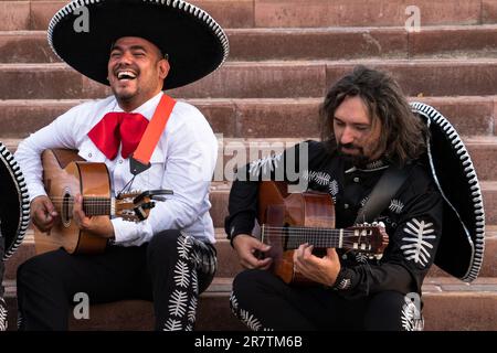 Il musicista messicano mariachi band su una strada cittadina. Foto Stock